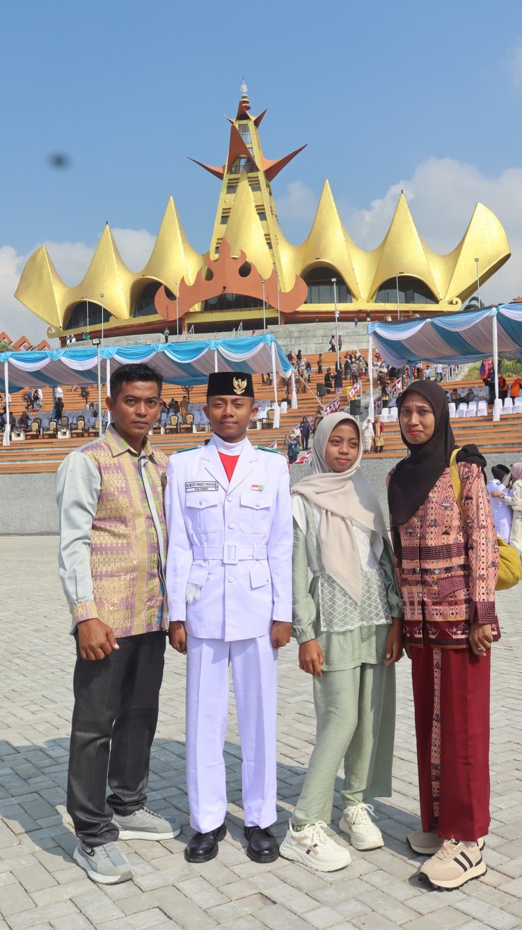 Muhammad Rizky Prasetyawan Torehkan Prestasi Harumkan SMKN 1 KALIANDA Dalam Pengibaran Bendera Merah Putih Di Lapangan Menara Siger
