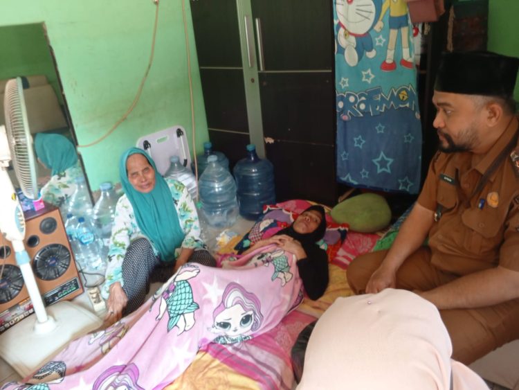 Respon Cepat Lurah Karya Baru Mendatangin Kediaman Warganya Susanti Yang Sakit