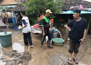 Pemdes Lempasing Bantu Warga Bersihkan Lumpur Pascabanjir