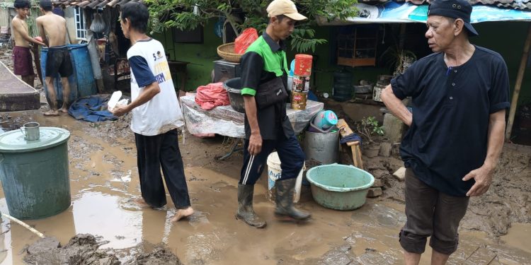 Pemdes Lempasing Bantu Warga Bersihkan Lumpur Pascabanjir