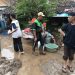 Pemdes Lempasing Bantu Warga Bersihkan Lumpur Pascabanjir