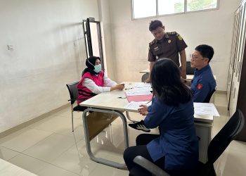 Tim Penyidik Kejaksaan Tinggi Lampung Melaksanakan Penyerahan Tersangka dan Barang Bukti Perkara Dugaan Tindak Pidana Korupsi Pengelolaan Dana Nasabah PT Bank Rakyat Indonesia (Persero) Tbk Cabang Pringsewu di Kejaksaan Negeri Pringsewu