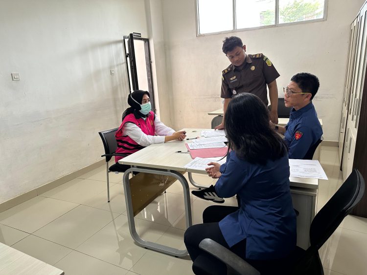 Tim Penyidik Kejaksaan Tinggi Lampung Melaksanakan Penyerahan Tersangka dan Barang Bukti Perkara Dugaan Tindak Pidana Korupsi Pengelolaan Dana Nasabah PT Bank Rakyat Indonesia (Persero) Tbk Cabang Pringsewu di Kejaksaan Negeri Pringsewu