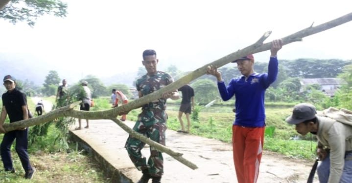 Gotong Royong Prajurit Yonif 9 Marinir Bersama Masyarakat