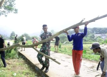 Gotong Royong Prajurit Yonif 9 Marinir Bersama Masyarakat Guna Memperat Kebersamaan Untuk Mewujudkan Lingkungan Bersih Dan Sehat