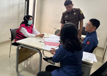 Tim Penyidik Kejaksaan Tinggi Lampung Melaksanakan Penyerahan Tersangka dan Barang Bukti