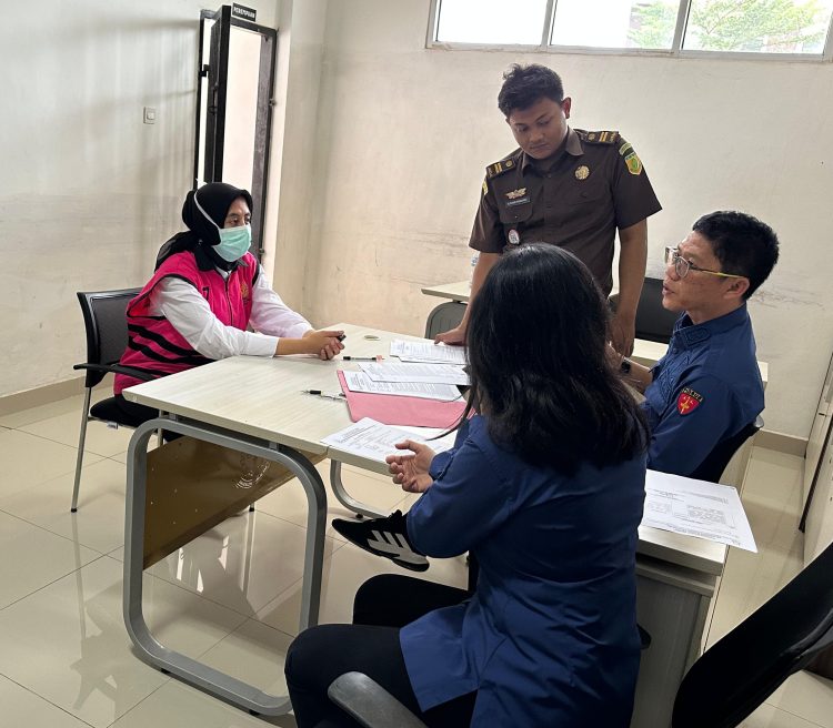 Tim Penyidik Kejaksaan Tinggi Lampung Melaksanakan Penyerahan Tersangka dan Barang Bukti