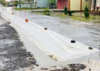 Pengecoran Bahu Jalan Ruas Bumidaya Bumirestu Trimomukti Diguyur Hujan Lebat