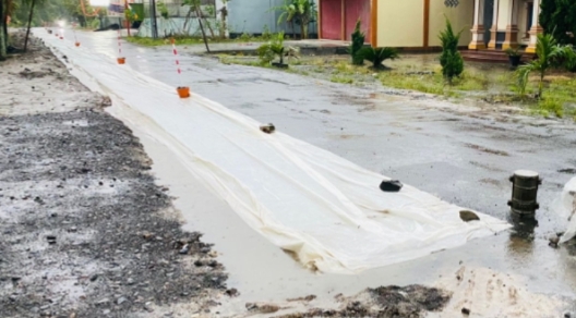 Pengecoran Bahu Jalan Ruas Bumidaya Bumirestu Trimomukti Diguyur Hujan Lebat