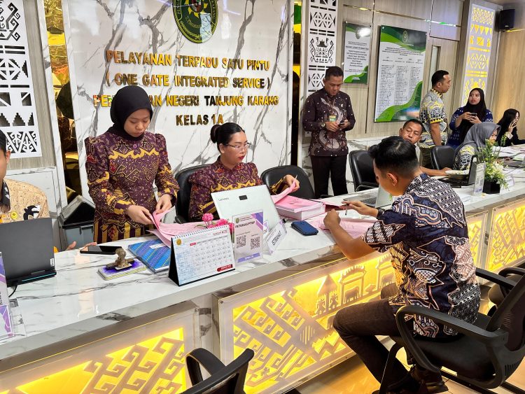 JPU kejari Pringsewu Limpahkan Berkas Tipikor Penyaluran Kredit pada PT. Bank Rakyat Indonesia (Persero) Tbk Unit Pringsewu 1 ke Pengadilan Tipikor PN Tanjung Karang