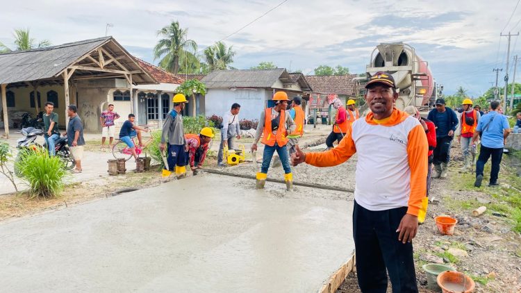 Pembangunan Jalan Rabat Beton Pemkab Lampung Selatan di Sambut Gembira Pemerintah Desa Pulau Jaya