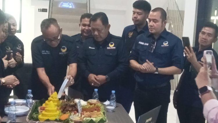 HUT ke-14, Partai NasDem Palembang Bagikan Seribu Paket Sembako untuk Warga 