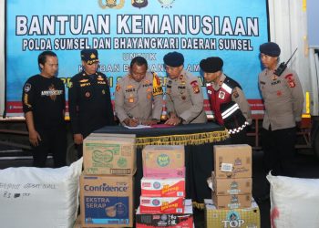 Polda Sumsel kirim dan serahkan bantuan logistik kepada korban bencana banjir Sumut lewat jalur darat
