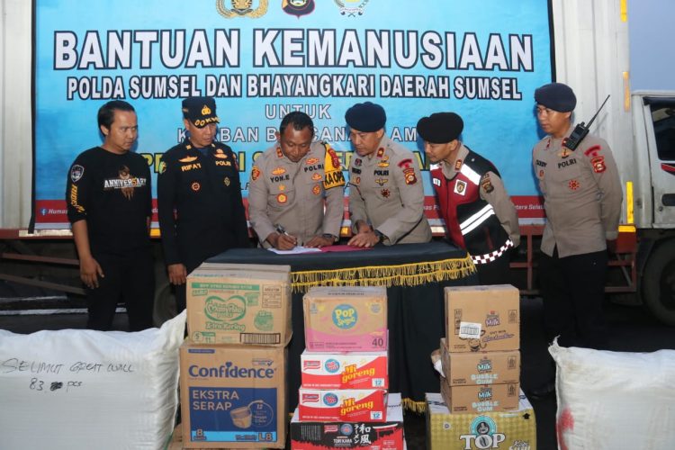 Polda Sumsel kirim dan serahkan bantuan logistik kepada korban bencana banjir Sumut lewat jalur darat