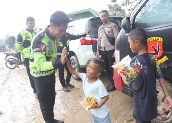 Polisi Bagikan Makanan untuk Korban Banjir, Redam Kepanikan dan Pastikan Distribusi Bantuan Tetap Lancar