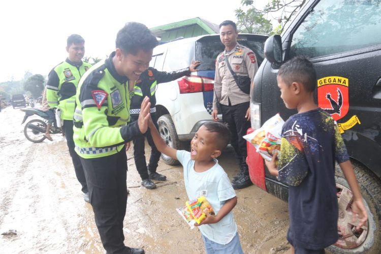 Polisi Bagikan Makanan untuk Korban Banjir, Redam Kepanikan dan Pastikan Distribusi Bantuan Tetap Lancar