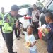 Polisi Bagikan Makanan untuk Korban Banjir, Redam Kepanikan dan Pastikan Distribusi Bantuan Tetap Lancar