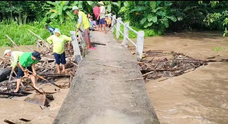 Akibat Diterjang Banjir Jembatan Way Pisang Desa Palas Aji Terancam Ambruk