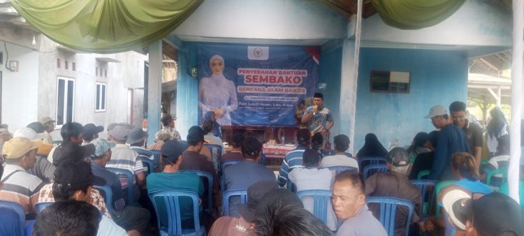 Putri Zulkifli Hasan,S.Mn.M.Bus. Diwakili Agus Sartono,A.Md Menyerahkan Bantuan Sembako Bencana Alam Banjir