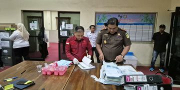 PENYIDIK KEJARI PRINGSEWU LAKUKAN PENGGELEDAHAN DI KANTOR BAPENDA PRINGSEWU DAN RUMAH TERKAIT PENYIDIKAN DUGAAN KORUPSI PENGADAAN JASA KONSULTANSI PENDATAAN SPPT PBB-P2 TA 2021–2022