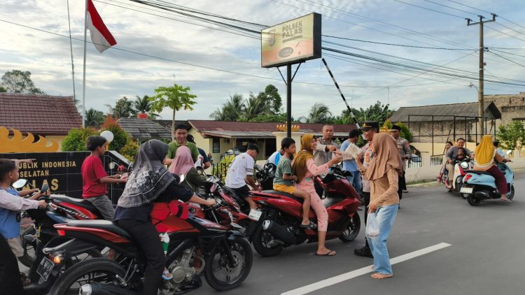 Polsek Palas Kembali Gelar Jumat Berbagi Takjil untuk Pengguna Jalan