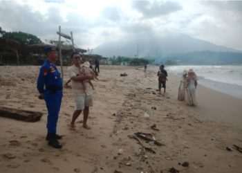 Polisi Imbau Wisatawan Waspada Arus Laut Saat Libur Lebaran di Pantai Lampung Selatan