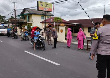 Polsek Palas dan Bhayangkari Berbagi Takjil kepada Pengguna Jalan di Bulan Ramadan