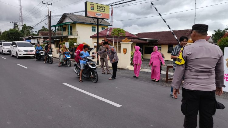 Polsek Palas dan Bhayangkari Berbagi Takjil kepada Pengguna Jalan di Bulan Ramadan