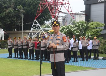 Kapolda Sumsel Periksa Senpi Personel saat Apel Pagi