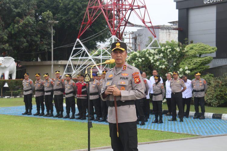 Kapolda Sumsel Periksa Senpi Personel saat Apel Pagi