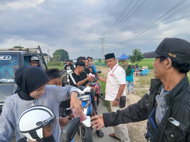 Dpc Aswin Pringsewu Menggelar Acara Berbagi Takjil Dan Buka Bersama Guna Mempererat Silaturahmi Serta Menjaga Kebersamaan Dengan Masyarakat