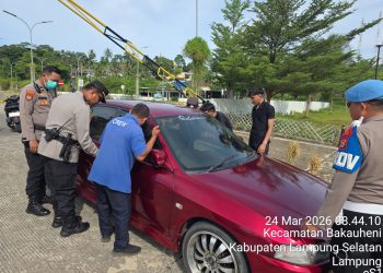 Bermodal Ranting Kayu,  Polisi Sigap Beri Bantuan  Pemudik Alami Kunci Mobil Terkunci