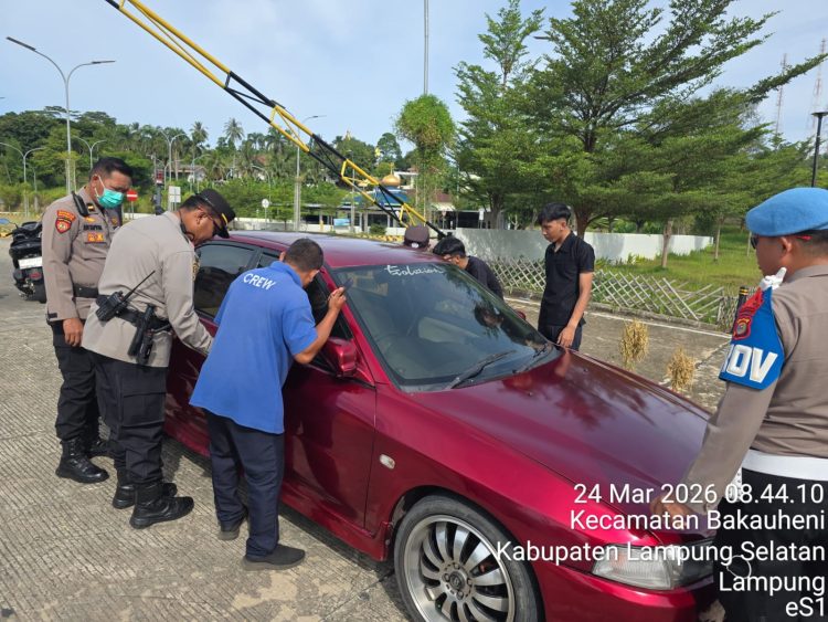 Bermodal Ranting Kayu, Polisi Sigap Beri Bantuan Pemudik Alami Kunci Mobil Terkunci