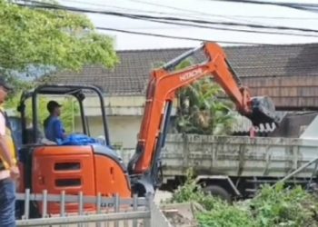 Dinas PUPR Pringsewu Bersihkan Tumpukan Sampah di Drainase Jalan Veteran dan Sidoharjo
