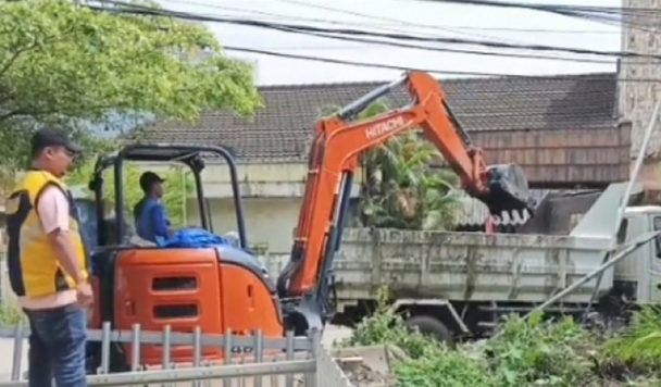 Dinas PUPR Pringsewu Bersihkan Tumpukan Sampah di Drainase Jalan Veteran dan Sidoharjo
