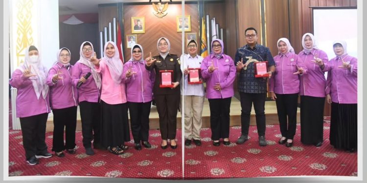 Partai Amanat Nasional (PAN), Diah Dharma Yanti, SH., MH., Hadiri kegiatan Focus Group Discussion (FGD) yang diselenggarakan oleh Perkumpulan Advokat Perempuan Lampung di Balai Keratun