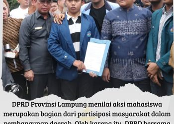 BEM SI Lampung menggelar aksi unjuk rasa dengan membawa bendera Aliansi Lampung Melawan di Kantor DPRD Provinsi Lampung,
