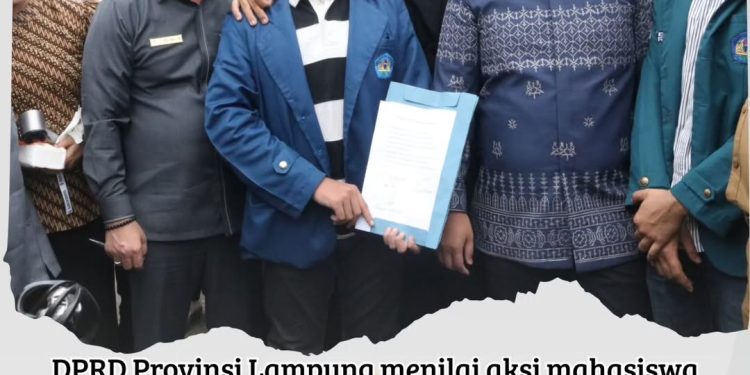 BEM SI Lampung menggelar aksi unjuk rasa dengan membawa bendera Aliansi Lampung Melawan di Kantor DPRD Provinsi Lampung,
