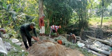 Masyarakat Petani Desa Sukaraja Gunakan Dana Swadaya 50 Juta Bangun Jembatan
