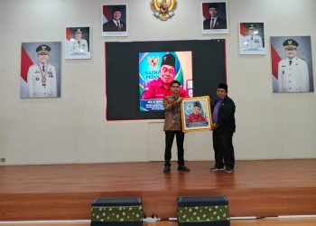 Ketua baznas kota palembang mendapat penghargaan dari YBH-SSB DPC Kota Palembang
