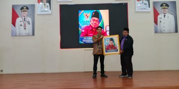 Ketua baznas kota palembang mendapat penghargaan dari YBH-SSB DPC Kota Palembang