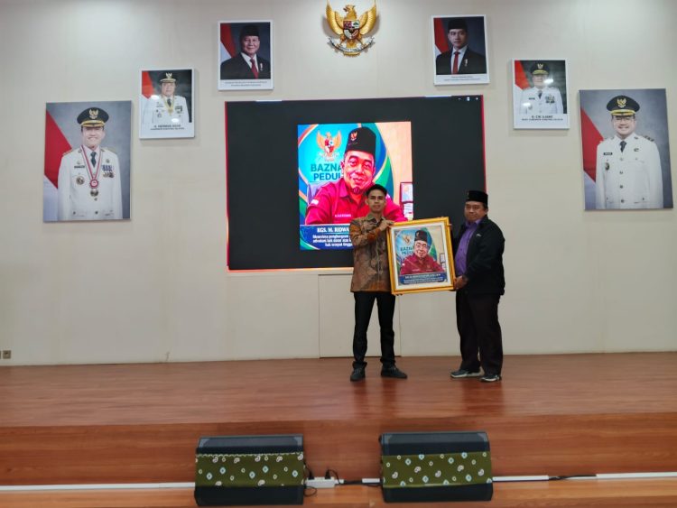 Ketua baznas kota palembang mendapat penghargaan dari YBH-SSB DPC Kota Palembang