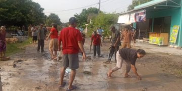 Warga Dusun Sri Mulyo Desa Rejomulyo Tanam Pisang Dan Tangkap Ikan Lele di Jalan