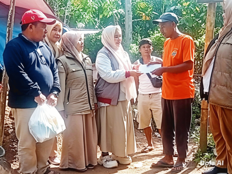 PMI Provinsi Lampung dan Anggota DPRD Hj.Elly Wahyuni Salurkan Bantuan Untuk Korban Rumah Roboh di Pesawaran