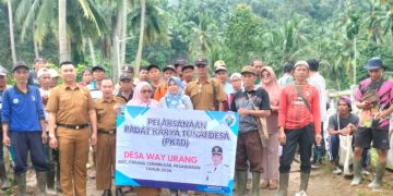Padat Karya Tunai Desa Way Urang Perbaiki Jalan Menuju Air Panas