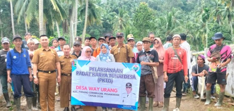 Padat Karya Tunai Desa Way Urang Perbaiki Jalan Menuju Air Panas