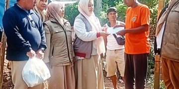 PMI Provinsi Lampung dan Anggota DPRD Hj.Elly Wahyuni Salurkan Bantuan Untuk Korban Rumah Roboh di Pesawaran