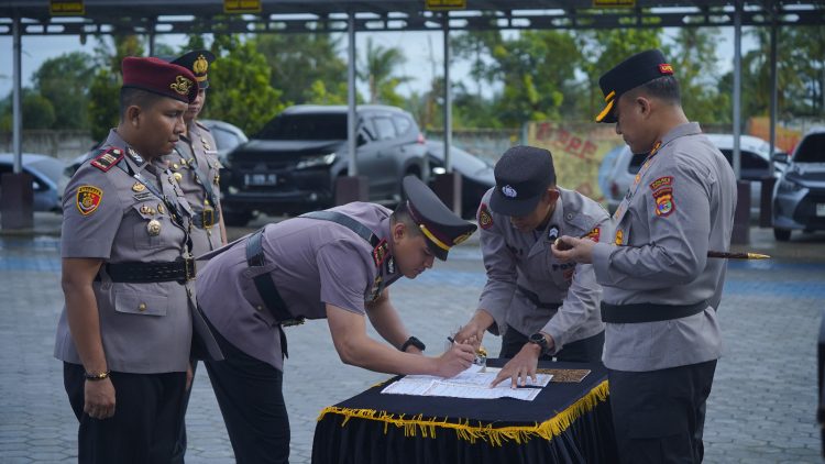 Kapolres Lamsel Pimpin Sertijab Kapolsek KSKP Bakauheni dan Jati Agung