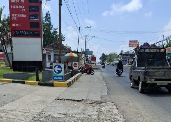 Pipa PDAM Bocor di Depan SPBU Taman Sari Dibiarkan, Warga dan Pengendara Dirugikan