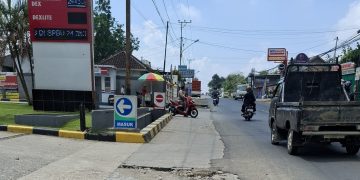 Pipa PDAM Bocor di Depan SPBU Taman Sari Dibiarkan, Warga dan Pengendara Dirugikan